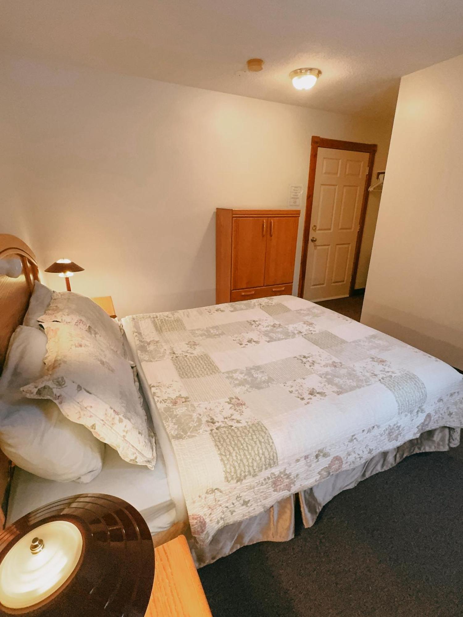 Alpine Meadows Lodge Golden Εξωτερικό φωτογραφία